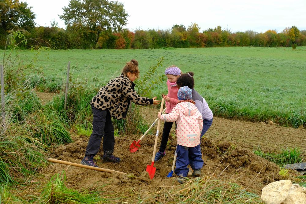 Kinder beim Biotopbau