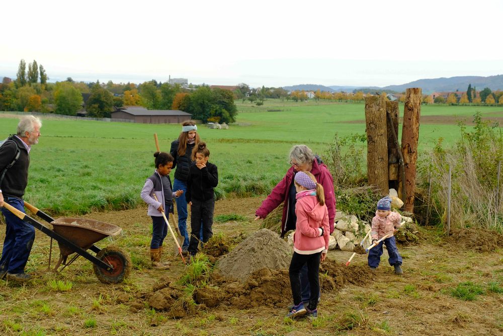 Kinder bauen Sandlinse